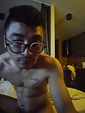 Snapshot of Lokomo32 chatting on May 12, 8:28 pm Lokomo32 online show from May 12, 8:28 pm