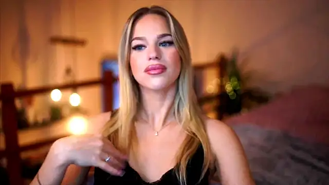 Snapshot of Emilyvanroessel chatting on November 6, 5:14 pm Emilyvanroessel online show from November 6, 5:14 pm