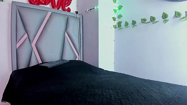 aurora tziu online show from April 11, 7:45 am