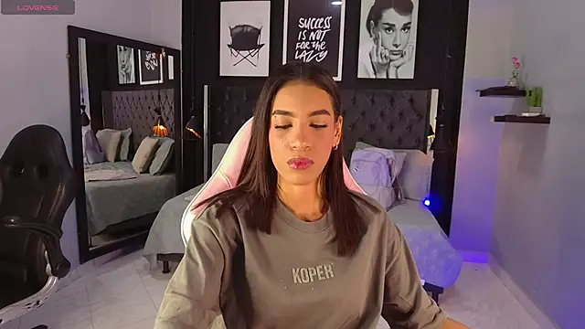 Snapshot of kitty_collins_ chatting on December 14, 11:37 am kitty collins online show from December 14, 11:37 am