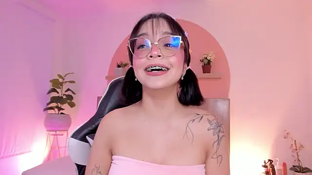 Clara Luu online show from April 2, 3:15 am