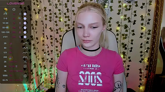 Snapshot of AnyaTaylor_ chatting on February 3, 6:40 am AnyaTaylor online show from February 3, 6:40 am