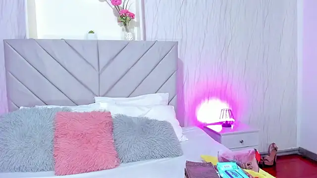 Victoria Guzman online show from October 13, 1:33 pm