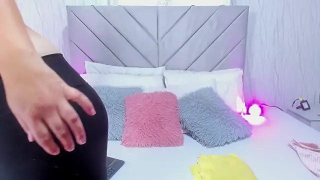 Victoria Guzman online show from February 10, 4:22 pm