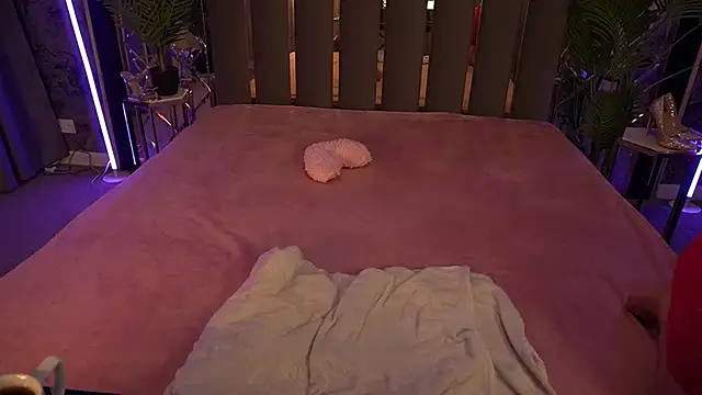 RedDoll  online show from October 12, 7:46 pm