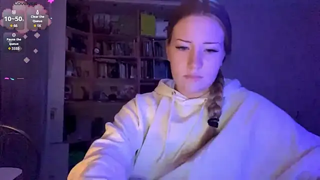 Snapshot of PandaFluff chatting on February 2, 4:38 pm PandaFluff online show from February 2, 4:38 pm