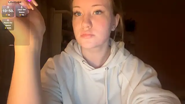 Snapshot of PandaFluff chatting on February 9, 5:39 pm PandaFluff online show from February 9, 5:39 pm