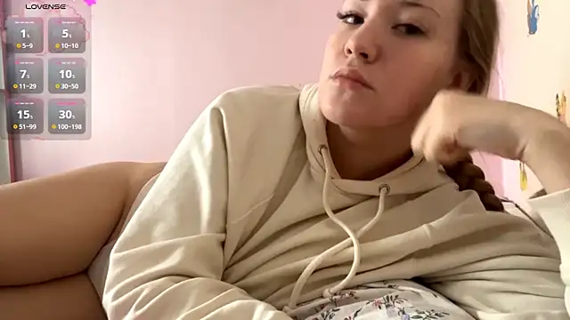 Snapshot of PandaFluff chatting on February 10, 5:44 am PandaFluff online show from February 10, 5:44 am