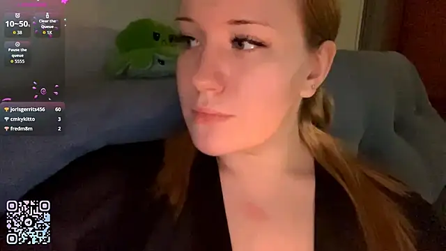 Snapshot of PandaFluff chatting on March 4, 9:10 pm PandaFluff online show from March 4, 9:10 pm