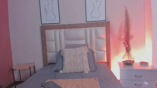 SamantaVee online show from September 10, 11:54 am