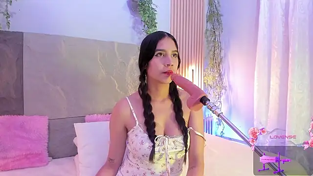 Emmiicute online show from February 6, 2:42 pm