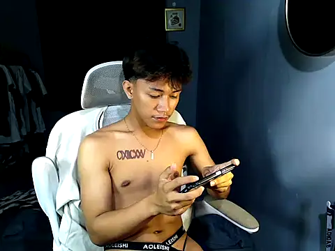 Snapshot of naughtyboyloy_0 chatting on May 4, 4:47 pm naughtyboyloy 0 online show from May 4, 4:47 pm
