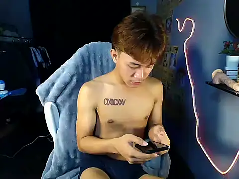 Snapshot of naughtyboyloy_0 chatting on June 17, 11:05 pm naughtyboyloy 0 online show from June 17, 11:05 pm
