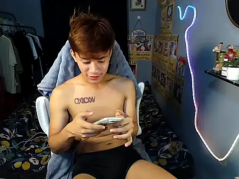 Snapshot of naughtyboyloy_0 chatting on July 4, 5:41 pm naughtyboyloy 0 online show from July 4, 5:41 pm