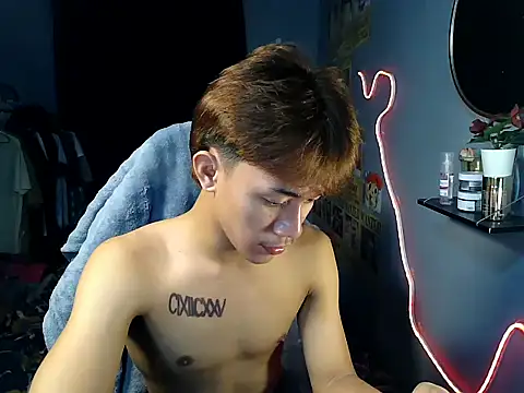 Snapshot of naughtyboyloy_0 chatting on July 9, 12:04 am naughtyboyloy 0 online show from July 9, 12:04 am