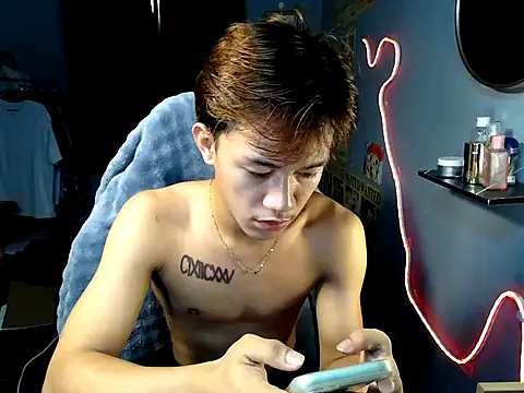 Snapshot of naughtyboyloy_0 chatting on July 30, 2:32 am naughtyboyloy 0 online show from July 30, 2:32 am