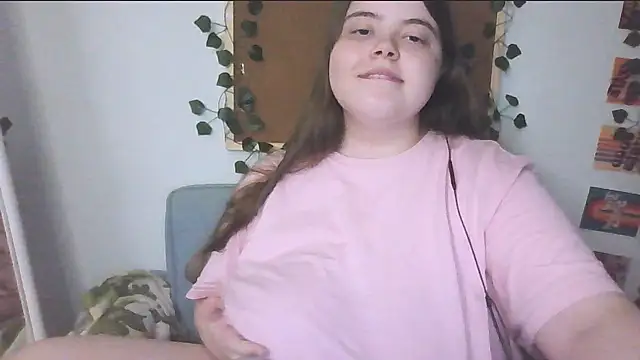 Snapshot of brattyprincessemma chatting on September 18, 1:18 am brattyprincessemma online show from September 18, 1:18 am