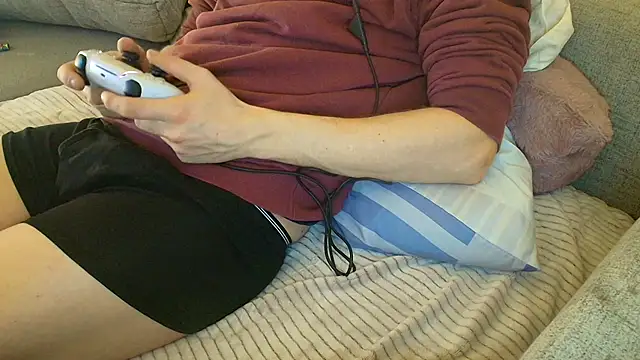 Breezydicksn online show from December 4, 9:34 pm