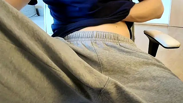 Breezydicksn online show from May 6, 2:44 pm