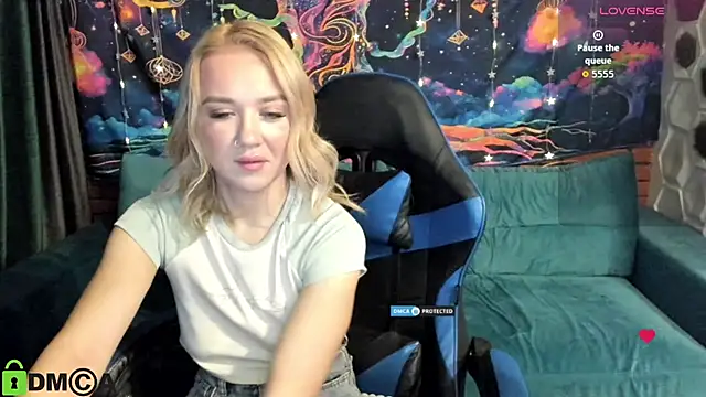 Snapshot of CrystalGirl99 chatting on February 2, 8:46 am CrystalGirl99 online show from February 2, 8:46 am