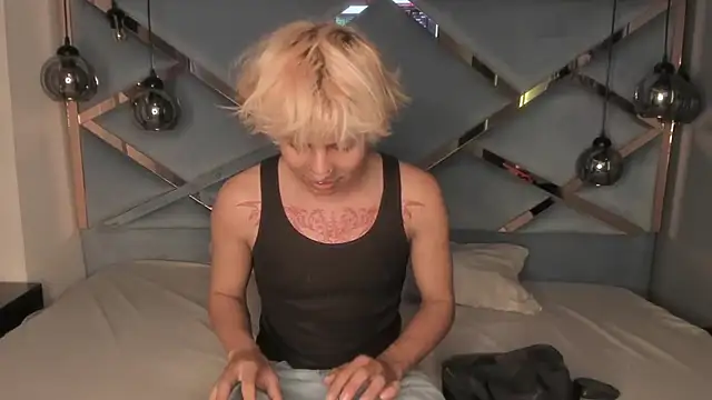 OliIverr22 online show from November 12, 8:52 pm