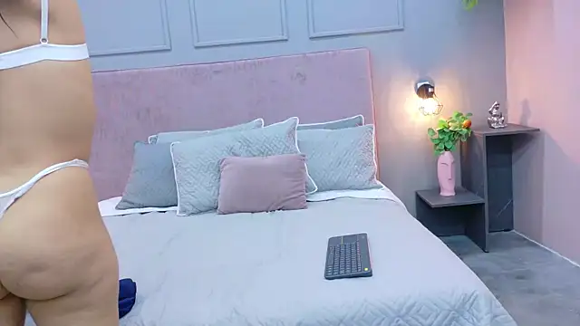 Camila Hill  online show from October 8, 1:09 pm