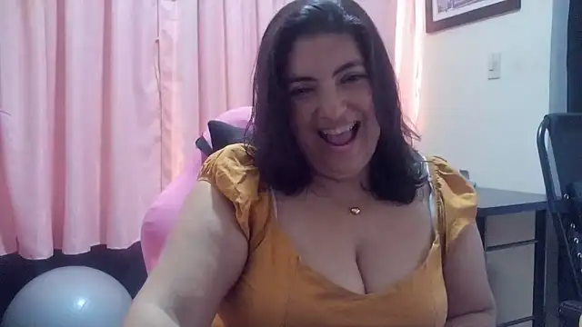 Snapshot of lina_maria99 chatting on June 20, 7:38 pm lina maria99 online show from June 20, 7:38 pm