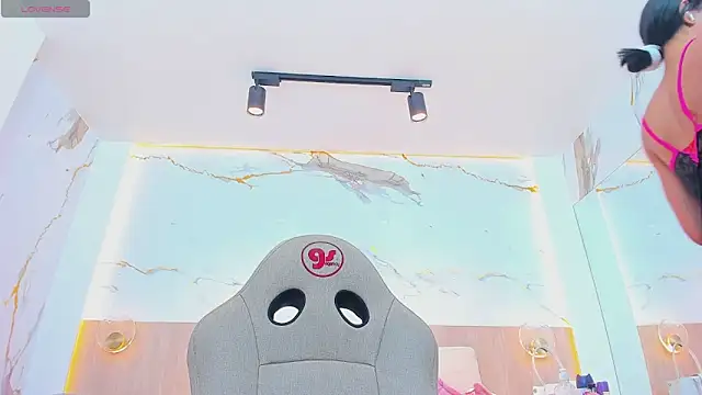 valirya devote online show from December 18, 3:45 am