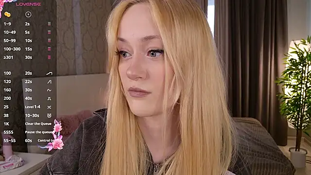 Snapshot of HeyMonkey_ chatting on November 19, 12:16 pm HeyMonkey online show from November 19, 12:16 pm