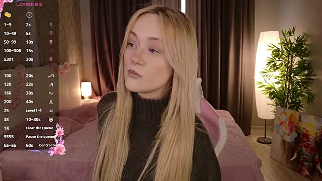 Snapshot of HeyMonkey_ chatting on December 15, 12:42 pm HeyMonkey online show from December 15, 12:42 pm