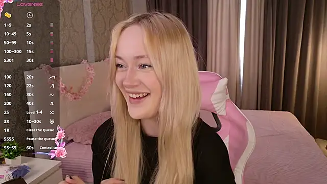 Snapshot of HeyMonkey_ chatting on December 18, 12:33 pm HeyMonkey online show from December 18, 12:33 pm