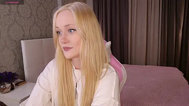 Snapshot of HeyMonkey_ chatting on February 3, 3:28 pm HeyMonkey online show from February 3, 3:28 pm