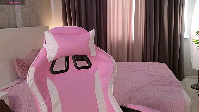 Snapshot of HeyMonkey_ chatting on February 4, 1:17 pm HeyMonkey online show from February 4, 1:17 pm