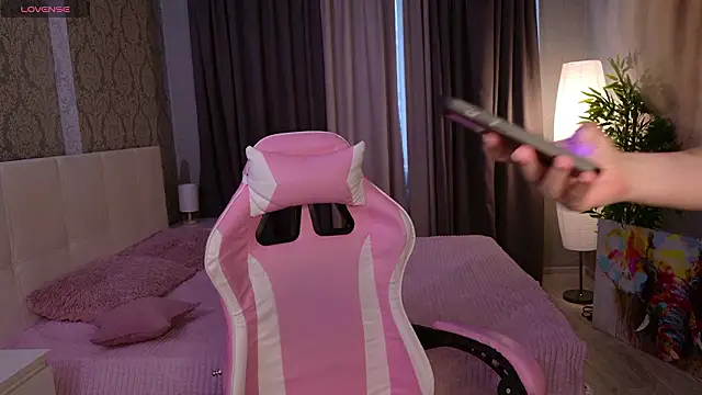 Snapshot of HeyMonkey_ chatting on February 8, 1:58 pm HeyMonkey online show from February 8, 1:58 pm