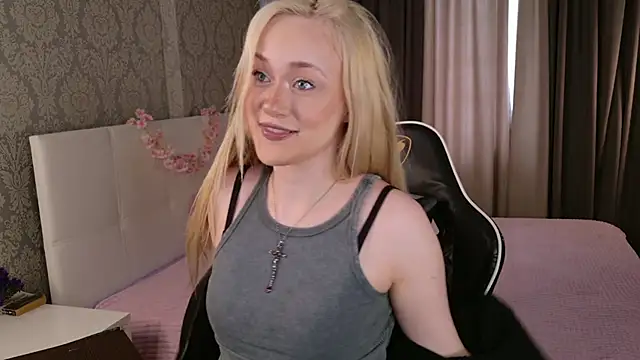 Snapshot of HeyMonkey_ chatting on February 13, 12:34 pm HeyMonkey online show from February 13, 12:34 pm