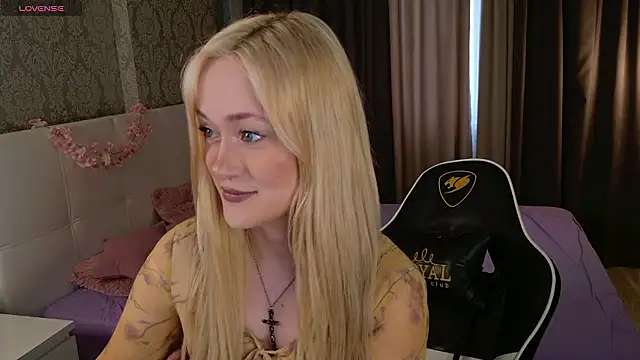 Snapshot of HeyMonkey_ chatting on February 17, 1:18 pm HeyMonkey online show from February 17, 1:18 pm