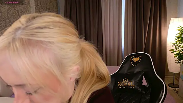 Snapshot of HeyMonkey_ chatting on February 18, 12:23 pm HeyMonkey online show from February 18, 12:23 pm