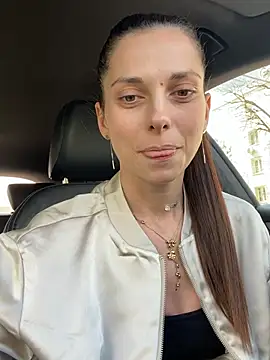 EllyLynn online show from April 8, 9:42 am