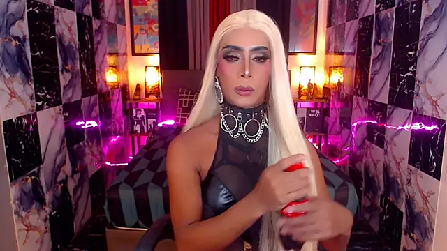 Snapshot of SeductiveAshleyTS chatting on November 6, 6:03 am SeductiveAshleyTS online show from November 6, 6:03 am