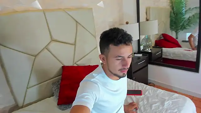 Valentiinoss online show from September 10, 11:43 am