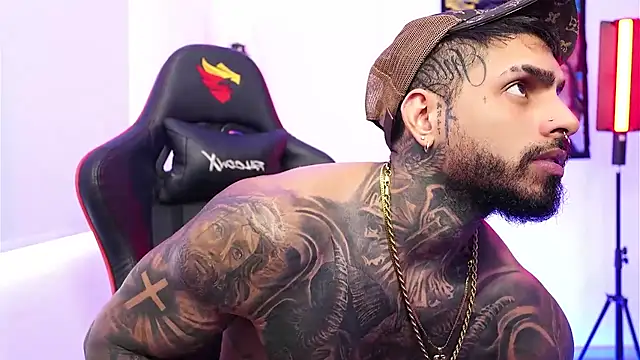 logan hugh8 online show from November 17, 7:30 pm