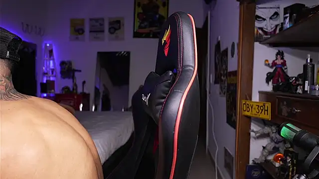 logan hugh8 online show from April 19, 12:00 am