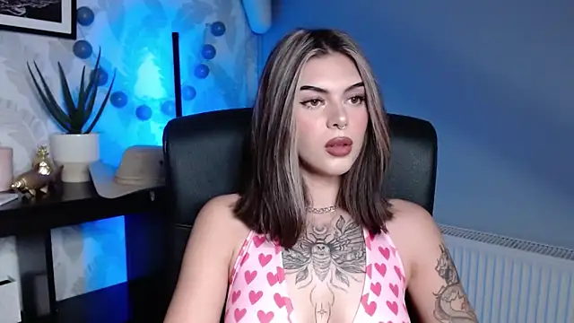 Snapshot of Nova_SIN chatting on October 6, 10:56 am Nova SIN online show from October 6, 10:56 am