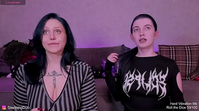 Snapshot of Threesomebabes chatting on June 12, 7:35 pm Threesomebabes online show from June 12, 7:35 pm