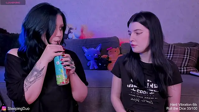 Snapshot of Threesomebabes chatting on June 16, 8:33 pm Threesomebabes online show from June 16, 8:33 pm