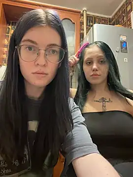 Snapshot of Threesomebabes chatting on July 18, 7:17 pm Threesomebabes online show from July 18, 7:17 pm