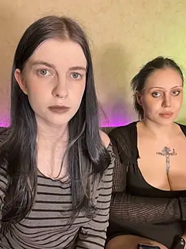 Snapshot of Threesomebabes chatting on July 24, 6:17 pm Threesomebabes online show from July 24, 6:17 pm