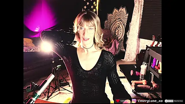 Snapshot of EmeryLune_xo chatting on June 10, 2:12 am EmeryLune xo online show from June 10, 2:12 am