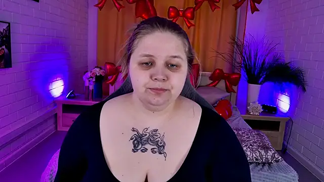 Snapshot of SladaDell chatting on February 15, 9:19 am SladaDell online show from February 15, 9:19 am