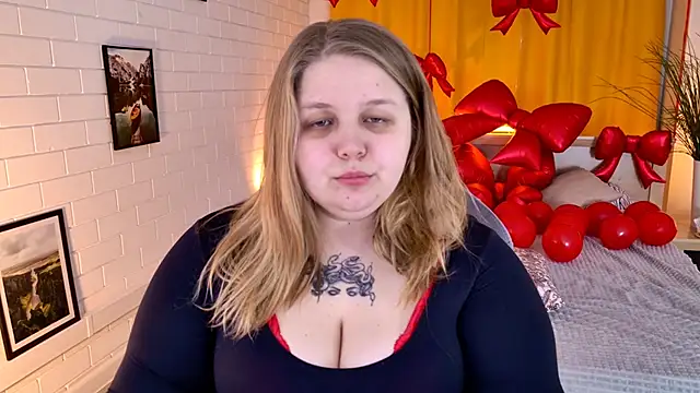 Snapshot of SladaDell chatting on February 21, 9:10 am SladaDell online show from February 21, 9:10 am